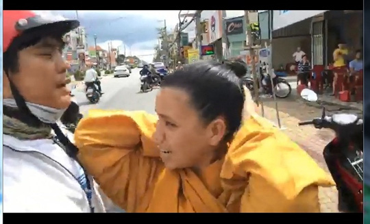 Clip &#34;hiệp sĩ&#34; lột mũ, cảnh cáo &#34;ni cô tóc dài&#34; trên phố - 3