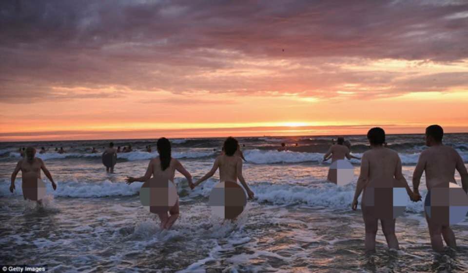 Anh: 400 người khỏa thân tắm biển, giúp bệnh nhân tâm thần - 2