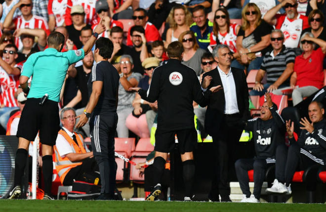 MU hạ Man City vô địch: Mourinho “cáo già”, Guardiola ngây thơ cống hiến - 3