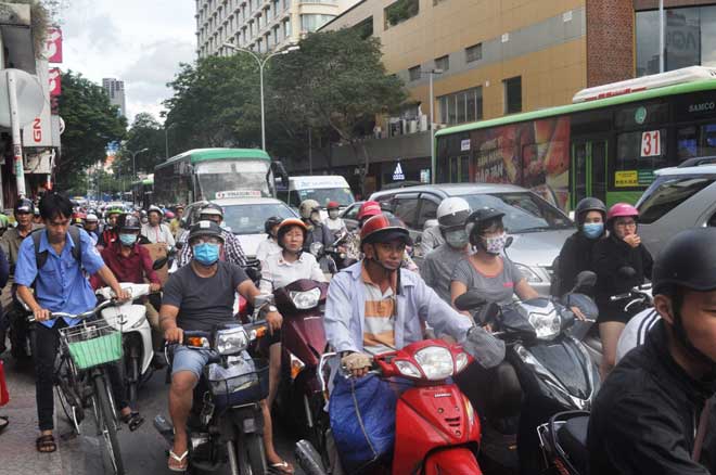 Người đàn ông phản ứng dữ dội vì xe chở ông Đoàn Ngọc Hải gây kẹt xe - 2