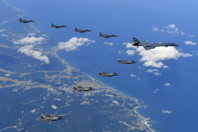 Hành động lạ của Triều Tiên sau lời dọa bắn rơi máy bay Mỹ - 1