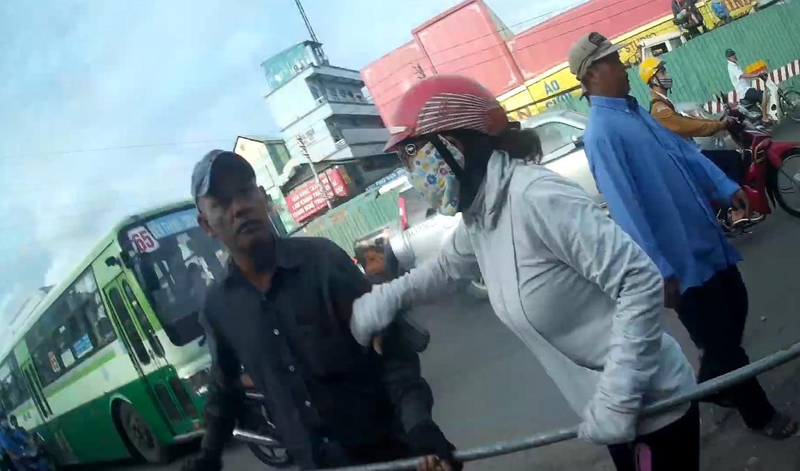 Vào “lãnh địa” của xe ôm truyền thống đón khách, tài xế Grabbike bị đánh tơi bời - 3