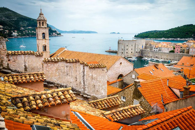 Dubrovnik

Khi mùa hè qua đi, du khách ít đến nơi đây, sự yên tĩnh trở lại các hẻm đá của Dubrovnik. Nhưng mùa thu này mới chính là mùa du lịch của những du khách “thông thái”, khi giá khách sạn giảm đáng kể, và ở thời điểm này thành phố không hề bớt hấp dẫn đi chút nào. Bạn có thể đi bộ quanh các ngõ ngách của thành phố và có một bữa ăn tối dưới ánh nến với sự bình an. Trên bán đảo Peljesac gần đó, việc thu hoạch nho đang được tiến hành, đây sẽ là một khoảnh khắc tuyệt vời để tham quan tour thử nếm rượu vang.