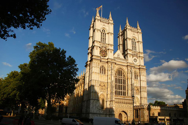 London

Mùa hè vừa qua, đám đông du khách sụt giảm cũng là lúc các công viên và quảng trường của thành phố biến thành màu vàng óng, London chia sẻ cảm giác yên tĩnh ngay tại ngưỡng cửa mùa thu. Đây cũng là thời điểm để chuẩn bị khám phá các triển lãm bom tấn của thủ đô, bao gồm: triển lãm Basquiat: Boom for Real tại Barbican, triển lãm Balenciaga tại V &amp; A và triển lãm Harry Potter: Lịch sử phép thuật tại Thư viện Anh.