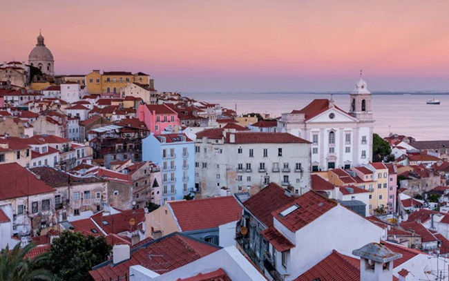 Lisbon

Mùa thu là mùa của các sự kiện văn hoá tại thành phố này. Ngoài việc thời tiết và phong cảnh tuyệt đẹp khi mùa hè nóng bức đã qua và mùa đông lạnh giá chưa tới, thì có rất nhiều lễ hội văn hóa được tổ chức trong thời điểm này. Ngoài ra những người yêu thích phim có thể đến với Liên hoan phim Lisbon &amp; Sintra (17-26 / 11), trong khi tháng 12 mang lại một tiết mục phong phú của các buổi hòa nhạc Giáng sinh tại các địa điểm trong thành phố.