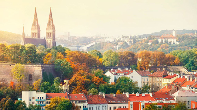 Prague

Mùa thu là một thời gian tuyệt vời để ghé thăm thủ đô của Séc. Không chỉ để ngắm các con phố cổ và các khu vườn bao quanh nó được tắm trong ánh sáng dịu nhẹ của mùa thu, mà còn để thưởng thức những món ăn đặc trưng của địa phương cũng như những ly rượu tự chế rất phổ biến. Những người hâm mộ âm nhạc có thể thưởng thức những lễ hội theo mùa như Lễ hội Dvorak Prague , lễ hội Strings of Autumn và lễ hội AghaRTA jazz.