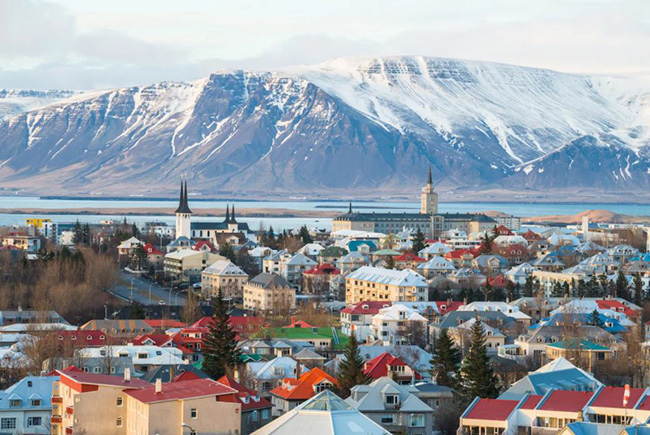 Reykjavik

Có nhiều lý do tuyệt vời để ghé thăm Reykjavik vào mùa thu. Đầu tiên là khi du khách đã ít hơn đây cũng là mùa mua hàng giảm giá, giá thuê khách sạn và phương tiện đi lại giảm, sự ấm cúng của các quán cà phê và quán bar của thành phố bắt đầu trở nên thu hút, du khách cũng có nhiều cơ hội nhìn thấy bắc cực quang. Bạn cũng đừng bỏ lỡ Triển lãm City đang diễn ra tại Nordic House và khám phá các khía cạnh khác nhau của thành phố hiện đại này.&nbsp; Reykjavik cũng là trọng tâm chính nên ghé thăm trong lễ hội âm nhạc Airwaves hằng năm của các tài năng mới thuộc Iceland và quốc tế.