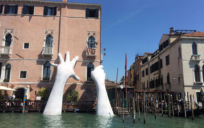 Venice

Mùa thu mang lại những ngày vàng êm dịu ở Venice với những chuyến đi dạo trong các công viên và rừng quanh thành phố, những bữa trưa ngoài trời trong bầu không khí mát dịu và thoáng đãng. Điểm nổi bật của mùa thu này là du khách có thể nhiệt tình tham gia vô vàn các sự kiện văn hóa như&nbsp; triển lãm các Thiết kế tinh xảo nhất của Vittorio Zecchin được trưng bày tại Stanze del Vetro, bộ sưu tập Kho báu vật của Damien Hirst diễn ra tại Palazzo Grassi và Punta della . Sau đó là các triển lãm nghệ thuật đương đại rực rỡ cũng được tổ chức tại thành phố này.