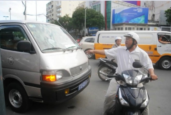Nóng 24h qua: Dân chặn đầu xe chở ông Đoàn Ngọc Hải vì gây kẹt xe - 1