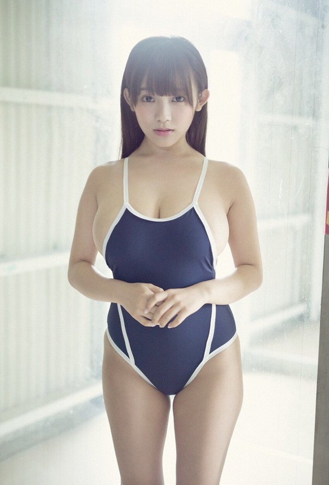 Người mẫu nấm lùn Nhật Bản Jun Amaki mặc kiểu áo tắm kín trước hở sau. 