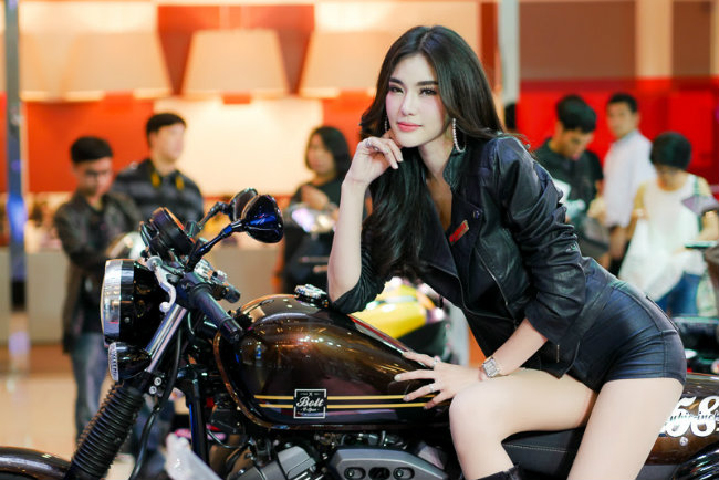 Người đẹp da trắng muốt, khuôn mặt khả ái bên xe xịn bóng loáng tại lễ hội môtô ở Thái Lan năm 2017.