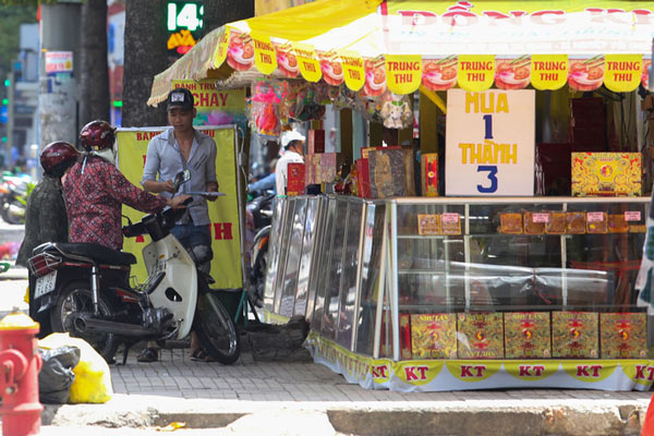 Thực hư bánh trung thu mua 1 tặng 3, 4 - 2