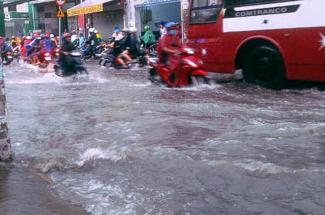 Mưa ngập đường, cửa ngõ phía đông SG kẹt không lối thoát - 2