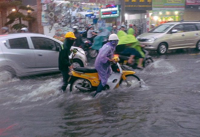 Mưa ngập đường, cửa ngõ phía đông SG kẹt không lối thoát - 3