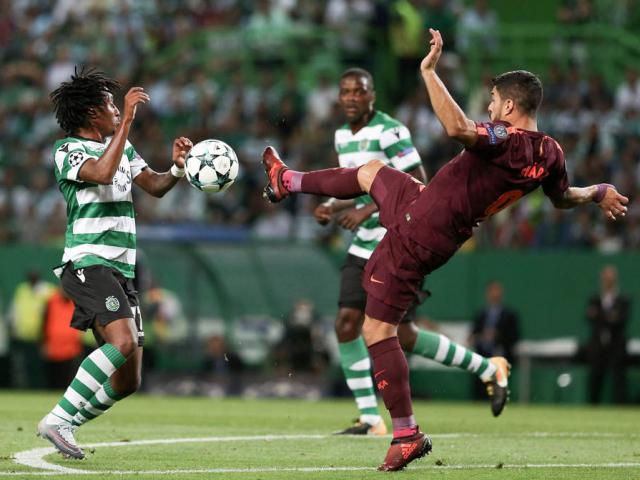 Sporting Lisbon - Barcelona: Thần May mắn làm ”Người phán xử”