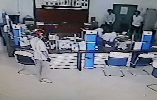 Lộ mặt nghi phạm cầm súng cướp ngân hàng ở Vĩnh Long - 1