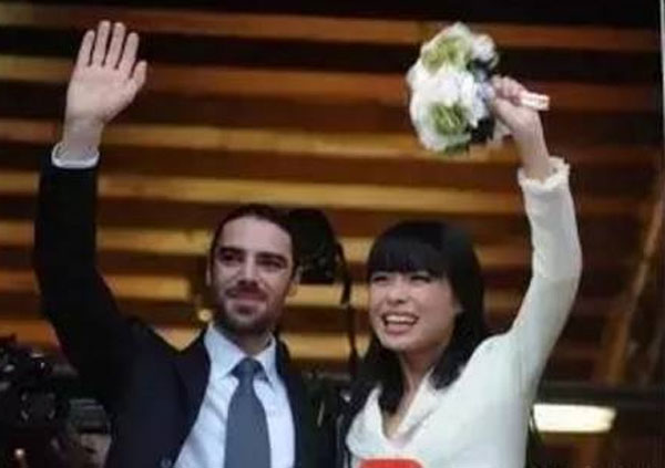 Bị chê "xấu xí", cô gái vẫn khiến hoàng tử điển trai mê đắm - 2