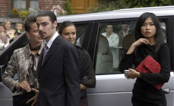 Bị chê "xấu xí", cô gái vẫn khiến hoàng tử điển trai mê đắm - 3