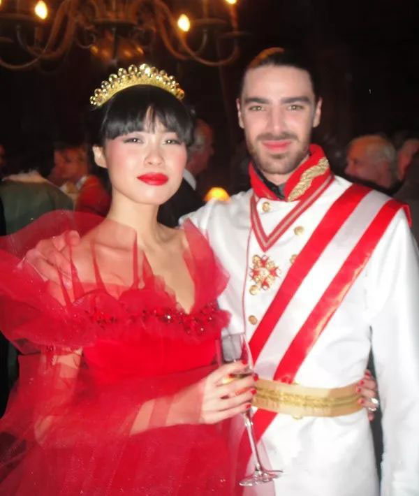 Bị chê "xấu xí", cô gái vẫn khiến hoàng tử điển trai mê đắm - 4