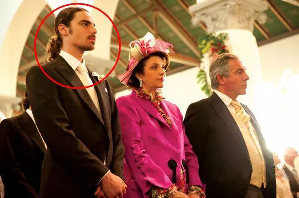 Bị chê "xấu xí", cô gái vẫn khiến hoàng tử điển trai mê đắm - 5