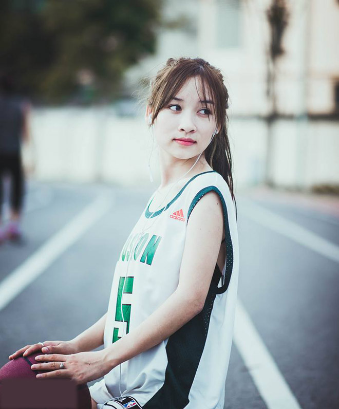 “Hot girl chăn gà” bỗng nổi như cồn vì quá xinh đẹp - 4