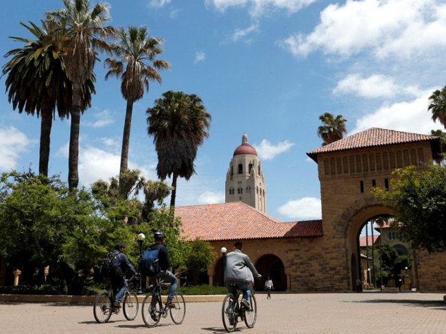 1. Đại học Stanford đệ trình 636 công trình nghiên cứu khoa học trong khoảng thời gian từ 2010 đến 2015. 39.9% trong số đó đã được cấp bằng sáng chế. Các cựu sinh viên nổi tiếng của trường: nhà phát minh, doanh nhân, tỉ phú Elon Musk và nhà đồng sáng lập PayPal, tỉ phú Peter Thiel.
