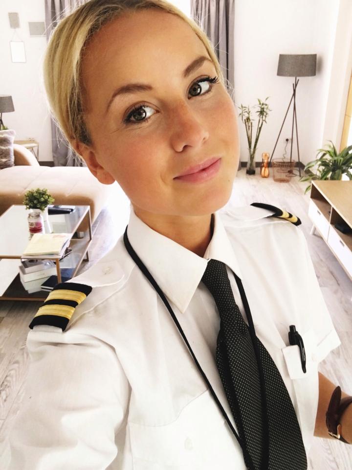 Nữ phi công Thụy Điển thành “sao” vì quá xinh đẹp - 1