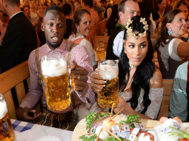 Tay chơi U.Bolt ”đắm mình” trong hội bia bên bạn gái quyến rũ
