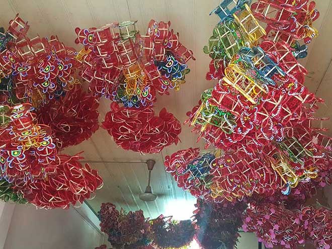 Xóm lồng đèn điện sáng thâu đêm - 2