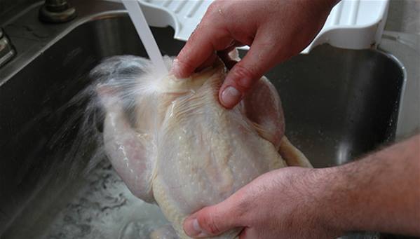 Có nên rửa thịt gà sống trước khi nấu? - 1