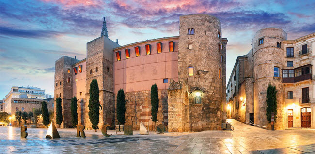 Barcelona, Tây Ban Nha: Thành phố ven biển Địa Trung Hải nổi tiếng với các công trình kiến trúc độc đáo của kiến trúc sư Antoni Gaudí và khu phố cổ.