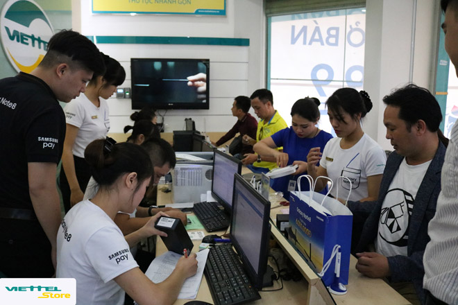 5000 máy Note 8 đã bán ra trong ngày đầu tiên mở bán tại Viettel Store - 2