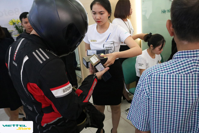 5000 máy Note 8 đã bán ra trong ngày đầu tiên mở bán tại Viettel Store - 4