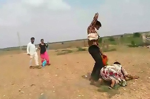 Sốc cảnh con rể tương lai đánh đập mẹ vợ để cướp dâu - 1