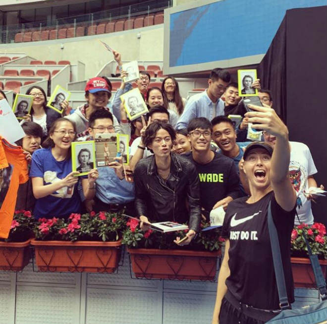 Mỹ nhân Sharapova tới Trung Quốc: Triệu fan nam phát cuồng &#34;ăn chực nằm chờ&#34; - 1