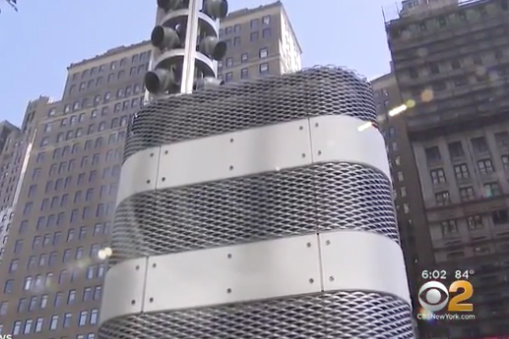 Hàng loạt tháp kim loại bí ẩn mọc lên ở New York - 2