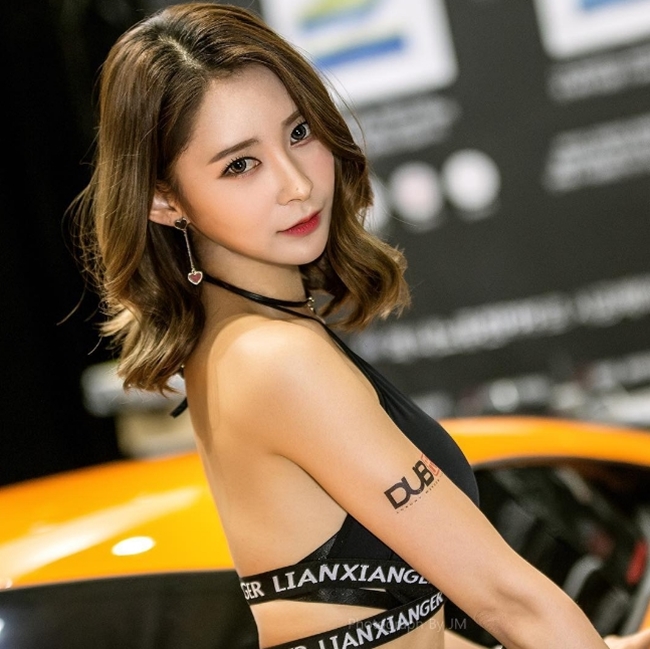 Seo Han Bit được mệnh danh là "nữ thần motor show" xứ củ sâm vì vẻ ngoài quyến rũ và thường xuyên được các show motor ưu ái mời làm mẫu.