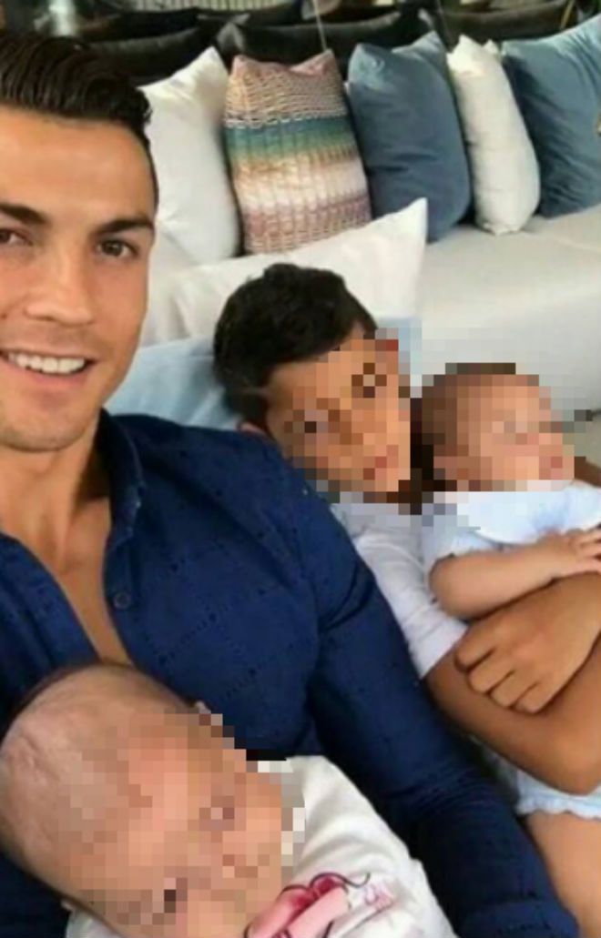 Ronaldo: Khen con sinh đôi đẹp như bố, nhận giải hay nhất tuần - 2