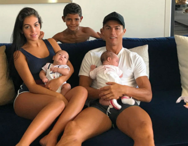 Ronaldo: Khen con sinh đôi đẹp như bố, nhận giải hay nhất tuần - 1