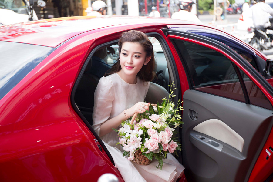 Hoàng Thùy Linh xứng danh "đệ nhất mỹ nữ" với khoảnh khắc xuống xe siêu đẹp - 4
