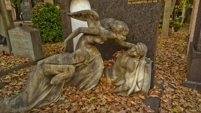 Nghĩa trang Cimitero Monumentale, Milan, Italia: Ban đầu, chỉ những người giàu có mới đủ điều kiện an nghỉ tại nghĩa trang này. Các ngôi mộ được trang trí bằng những bức tượng đẹp nhất. Ngày nay, nghĩa trang trở thành bảo tàng, nơi du khách có thể đi dạo và ngắm các tác phẩm nhệ thuật hơn 150 năm tuổi.