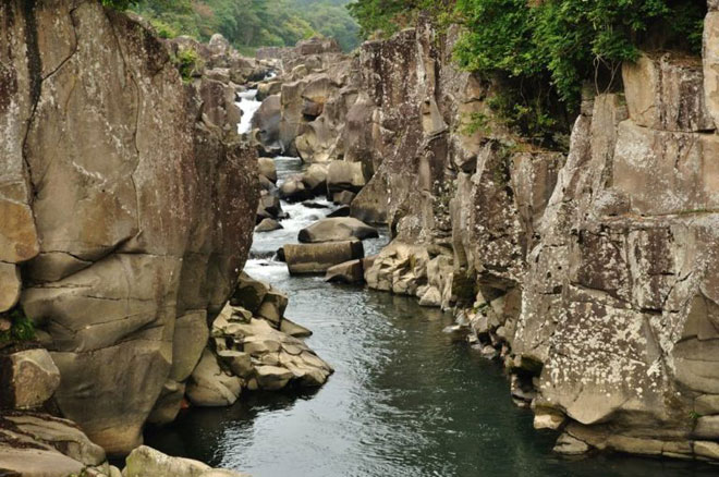 "Trốn đời" đi chèo thuyền, ngắm cá ở ngọn núi đẹp tựa tiên cảnh - 2