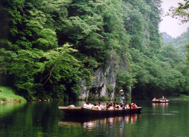 "Trốn đời" đi chèo thuyền, ngắm cá ở ngọn núi đẹp tựa tiên cảnh - 4