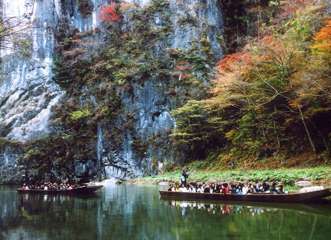 "Trốn đời" đi chèo thuyền, ngắm cá ở ngọn núi đẹp tựa tiên cảnh - 5