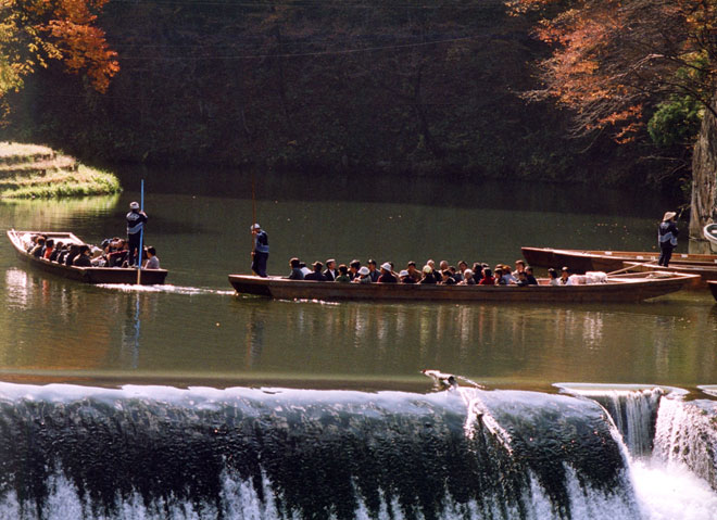 "Trốn đời" đi chèo thuyền, ngắm cá ở ngọn núi đẹp tựa tiên cảnh - 9