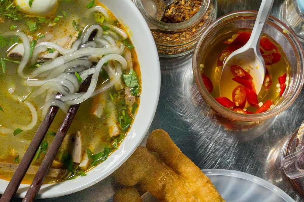 Pho viet вьетнамская кухня. Вьетнамский суп с креветками. Суп вьетнамский ФО С рыбой. Суп вьетнамский сопливый. Крахмальный вьетнамский суп.