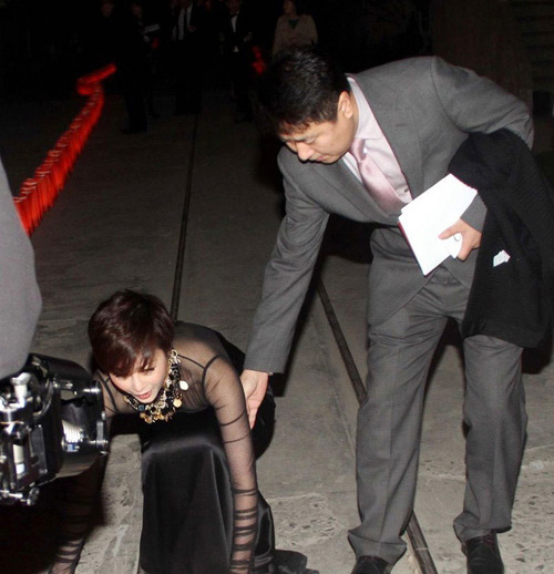 Mỹ nhân Cbiz khổ sở vì váy lượt thượt - 6