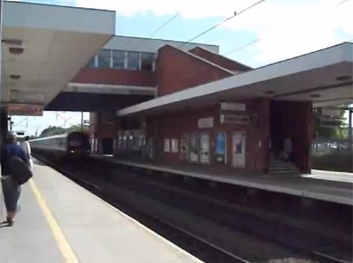 Mặc quần chip ra đường mua báo - 2