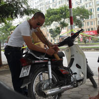 Pháp luật - Bị còng, vẫn tạo dáng chụp ảnh, rít thuốc lào