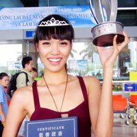 Thời trang - Lan Khuê hớn hở khoe cúp bạc tại sân bay